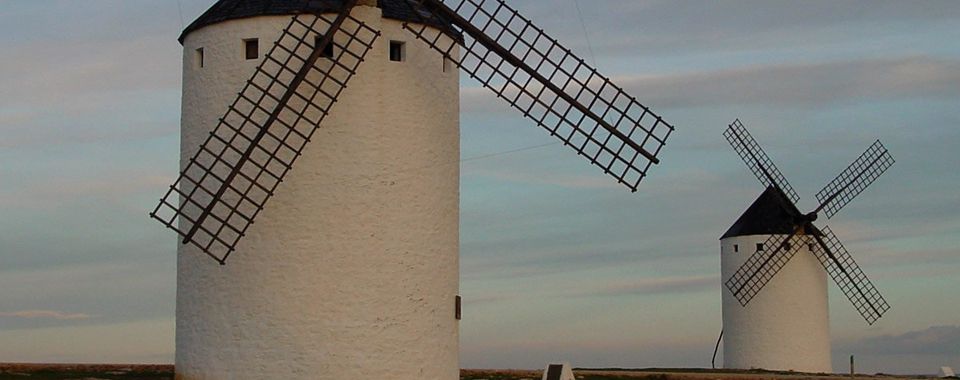 Fotografía de dos molinos de viento típicos de Castilla-La Mancha cerca de El Crespo